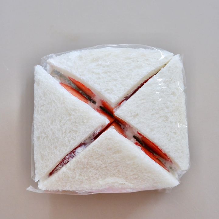 紅茶といちごのフルーツサンド