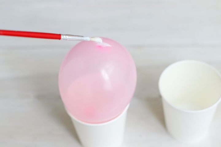 水ふうせんに接着剤を塗る