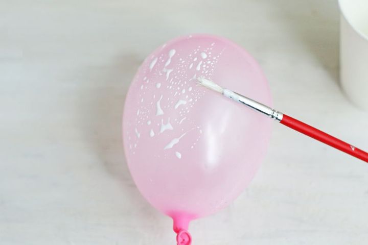 水ふうせんに接着剤を塗る