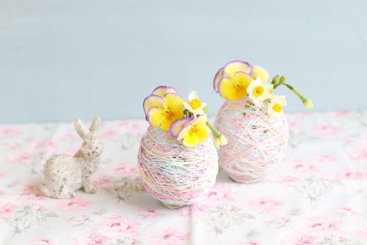 イースターエッグ風の容器に飾る