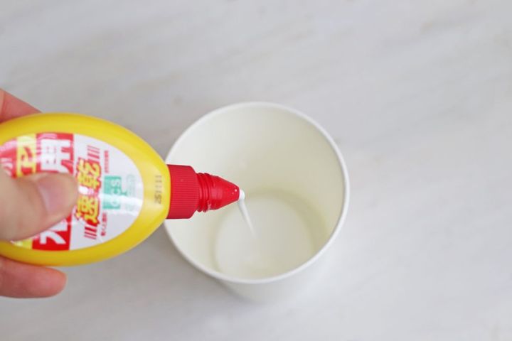 紙コップに木工用接着剤を入れる