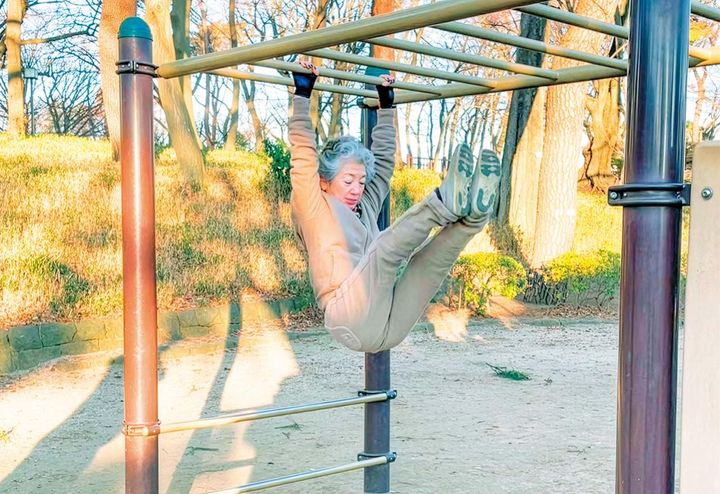 近所の公園で筋力トレーニング。「子ども用の遊具を何とか駆使して、涙ぐましい努力をしながら運動しています。気軽に使える高齢者のための運動施設があればいいのに」