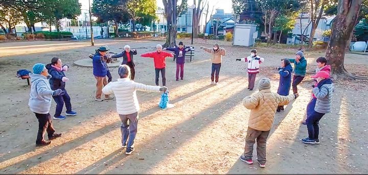 「ミエさんの真似をすれば健康になれるかも」と集まり、一緒に運動するようになった公園仲間たち。「お盆も正月も休みなく、楽しくて来ている。そこがいちばん大事なこと！」