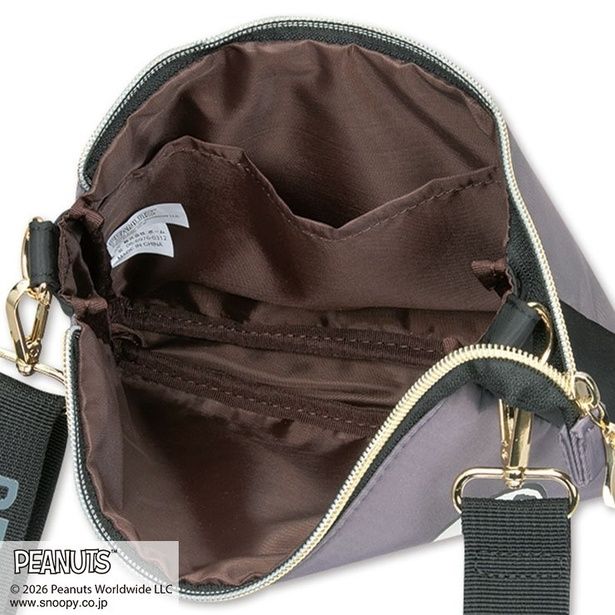 ショルダーポーチの内側。内ポケット付きで収納力も十分