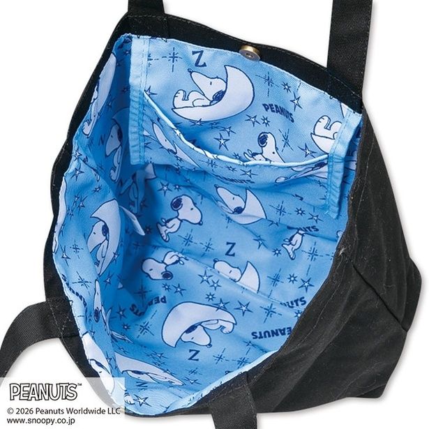 ブラックの裏地は月の上で眠るスヌーピーや星が散りばめられた宇宙柄