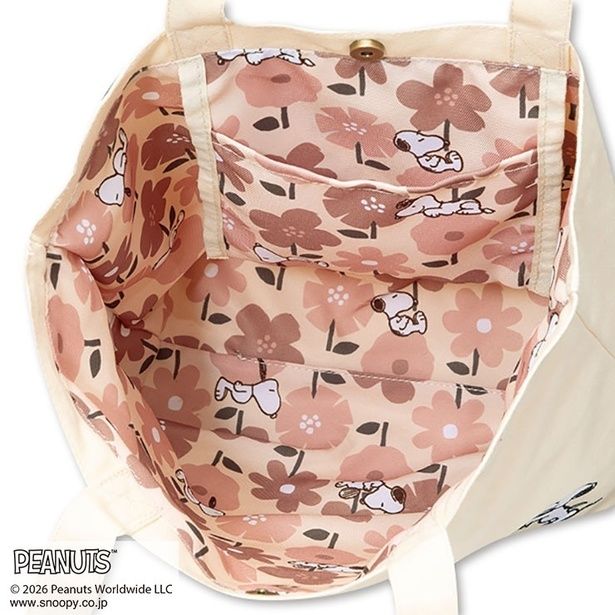 ホワイトの裏地はスヌーピーとフラワー柄。ピンクやブラウンの花が大人っぽい