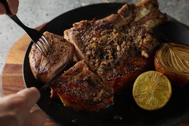 骨付き国産豚を800グラム使用した「宴ディッシュ 骨付き国産豚の生姜焼き」