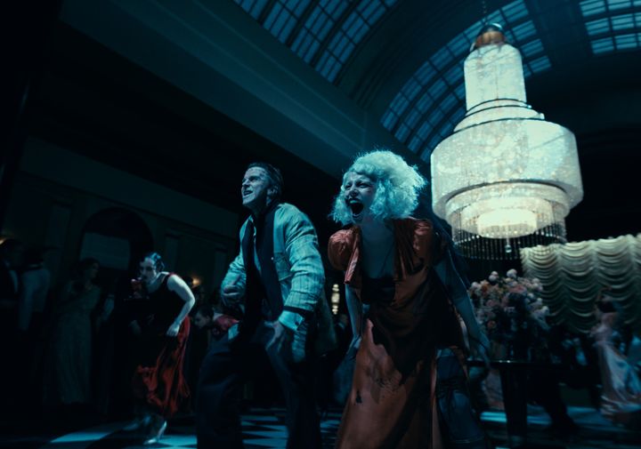 ナイトクラブで踊り狂うブライドとフランク。生を実感するふたりだった