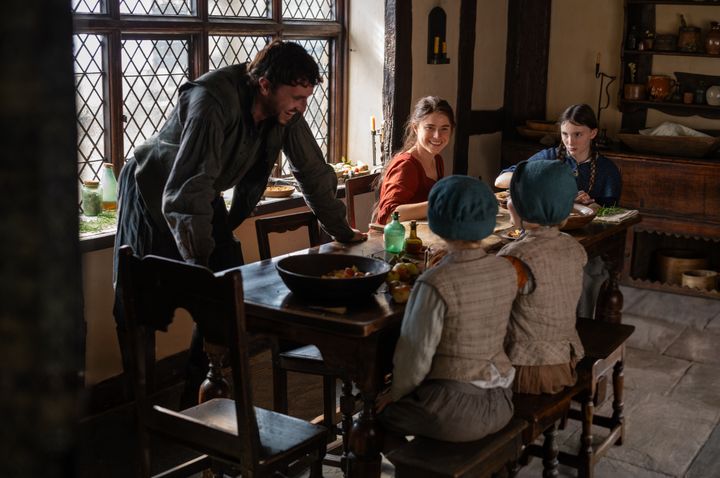 ３人の子どもに恵まれ、幸せな時間を過ごすシェイクスピア一家