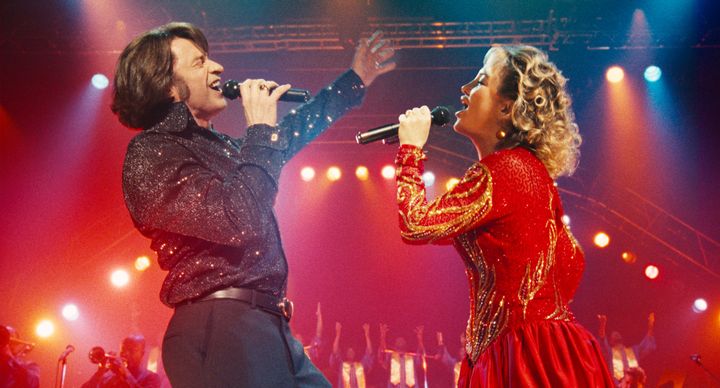 ニール・ダイヤモンドを熱唱するヒュー・ジャックマンとケイト・ハドソン