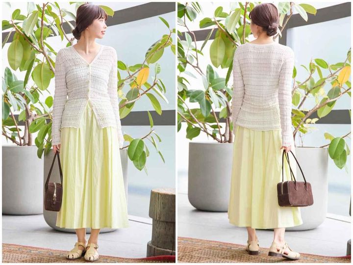 画像: ジャガードカーディガン￥33,000・スカート￥31,900・”メゾンカナウ