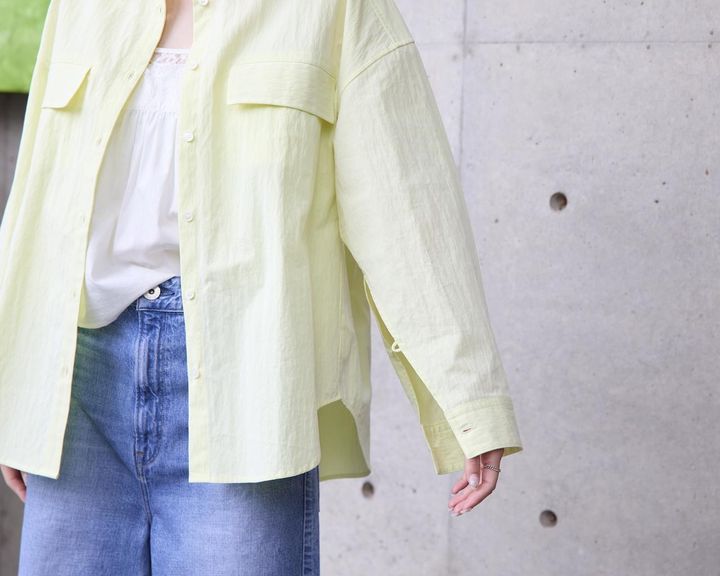 画像: オーバーサイズシャツを夏のカジュアルスタイルの羽織りとして投入！