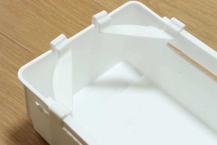 セリアのコーナーフックはカゴの四隅に取り付けて使用する