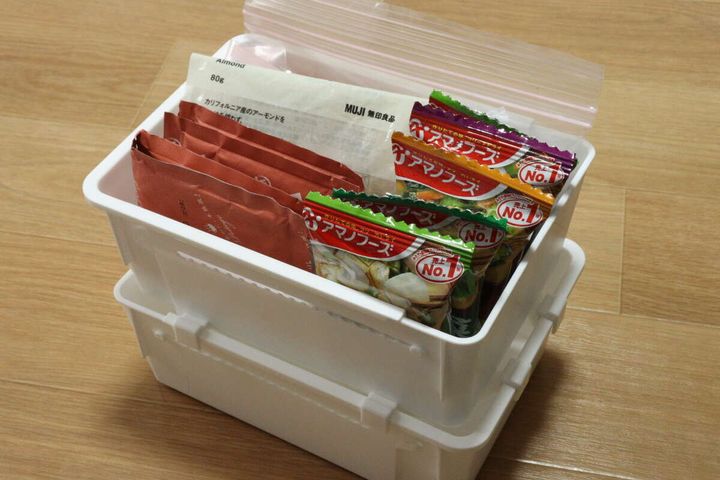 セリアのコーナーフックはカゴを重ねて収納できる