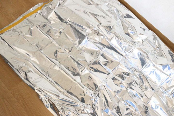 ダイソーの緊急簡易アルミ寝袋（静音タイプ）を広げる