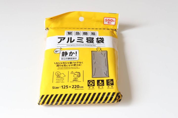 ダイソーの緊急簡易アルミ寝袋（静音タイプ）のパッケージ