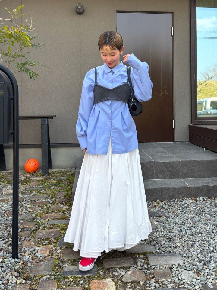 2026春大人女性おすすめ白スカートブルーシャツビスチェコーデ