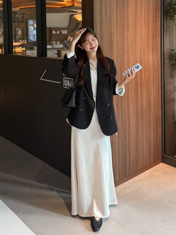 2026春大人女性おすすめ白スカート黒ジャケットコーデ