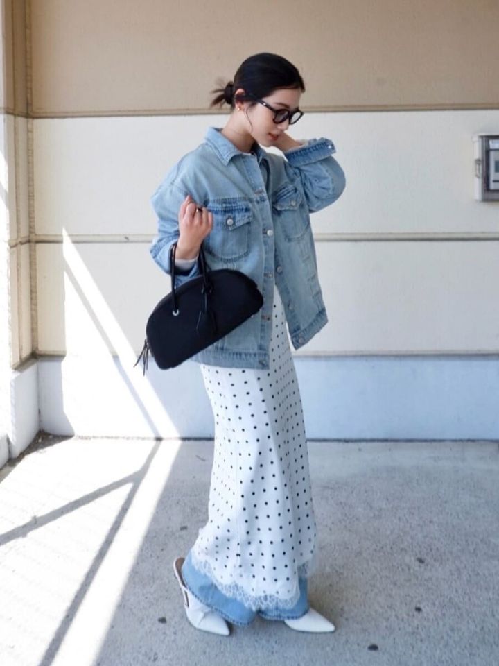 2026春大人女性おすすめ白スカートデニムジャケットコーデ