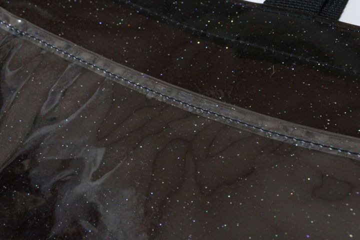 ショルダーベルトもつけられるトートバッグ 素材感