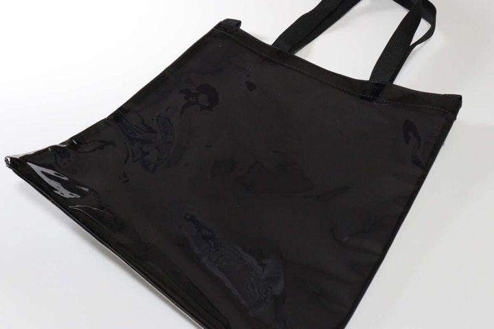 ショルダーベルトもつけられるトートバッグ 背面デザイン