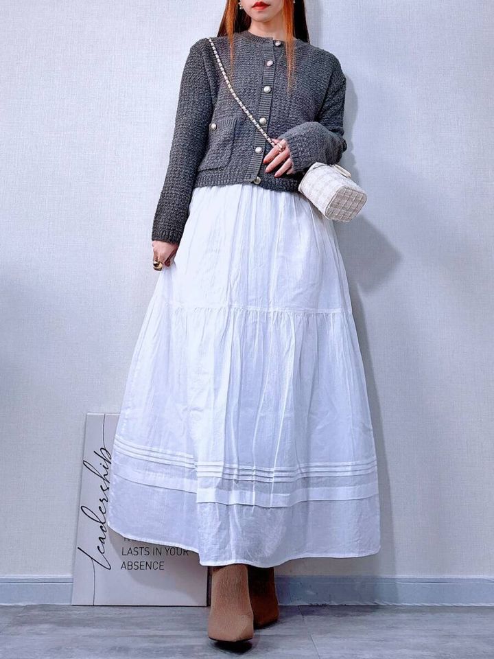 GU ツイーディーニットカーディガン グレー×白スカートコーデ