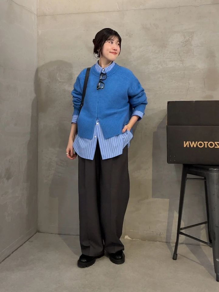 ニット＆シャツの重ね着もブルーで爽やか
