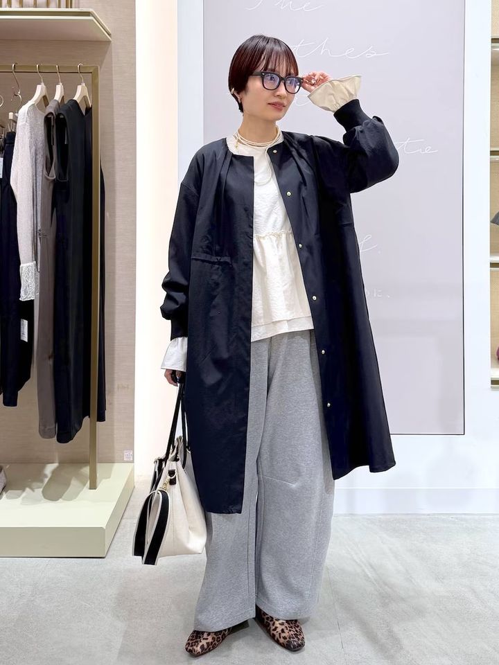 ノーカラーのひざ丈コートですらっと見せて