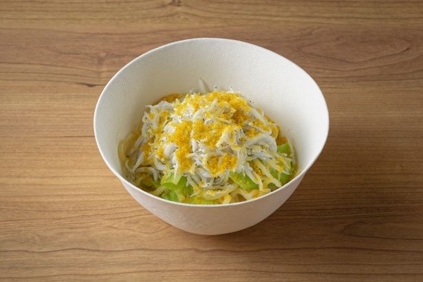 【写真】4月17日(金)から提供される「ess.」の「山利釜揚げしらすとイタリア産カラスミの生パスタ」