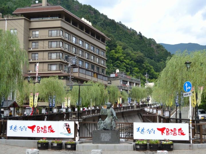 岐阜県の下呂温泉は、有馬・草津と並び「日本三名泉」の1つに数えられる名泉です。滑らかなアルカリ性単純温泉は「美人の湯」として知られています。温泉街で食べ歩きをしながらの散策や周辺のダイナミックな自然など、多彩な楽しみ方ができる温泉地です。