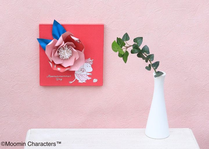 軽量で壁面に飾りやすい、紙製のアートフラワー