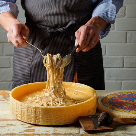 【東京都渋谷区】「Cheese Tavern CASCINA」の炎のチーズ料理最新作「炎の和牛ハンバーグラザニア」