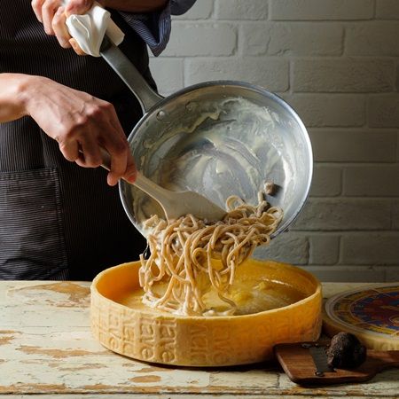 【東京都渋谷区】「Cheese Tavern CASCINA」の炎のチーズ料理最新作「炎の和牛ハンバーグラザニア」