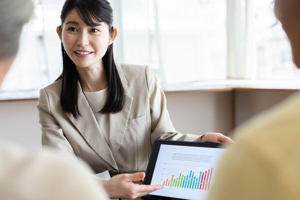 スピーチの内容を念頭に置いて、直感的でわかりやすい資料を心がけよう (C)zon / PIXTA(ピクスタ)