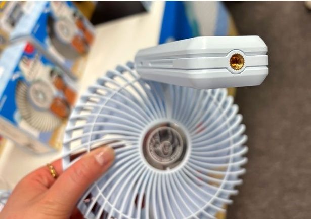 1/4インチネジ穴を使えば、市販のカメラ⽤三脚やスタンドなどに取り付けることが可能