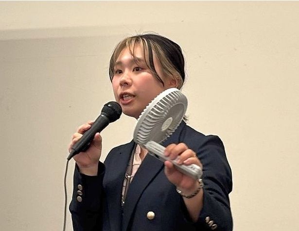 「ゴリラの扇風機」はハンディ部分を折り畳めば、置き型のデスクファンとして使⽤できる