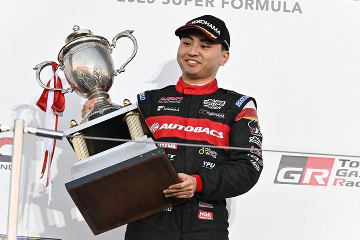 2025年シーズンの年間王者に輝いた岩佐歩夢（C） SUPER FORMULA