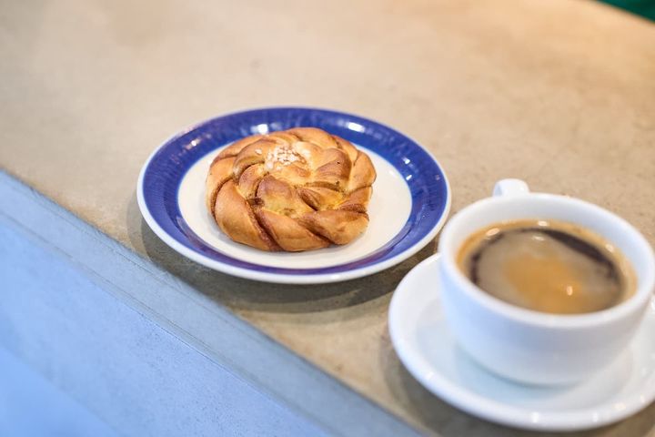 「シナモンロール」300円、「アメリカーノ」600円