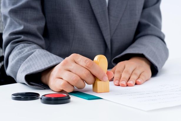 紙に対してなるべく垂直に持ち、静かに印面を押し込むのがコツ (C)takeuchi masato / PIXTA(ピクスタ)