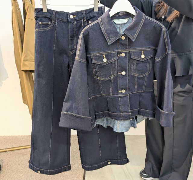 GU×rokhのデニムペプラムブルゾンとバルーンパンツ