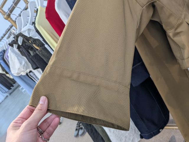 ベージュのGU×rokhのペプラムブルゾンの袖部分