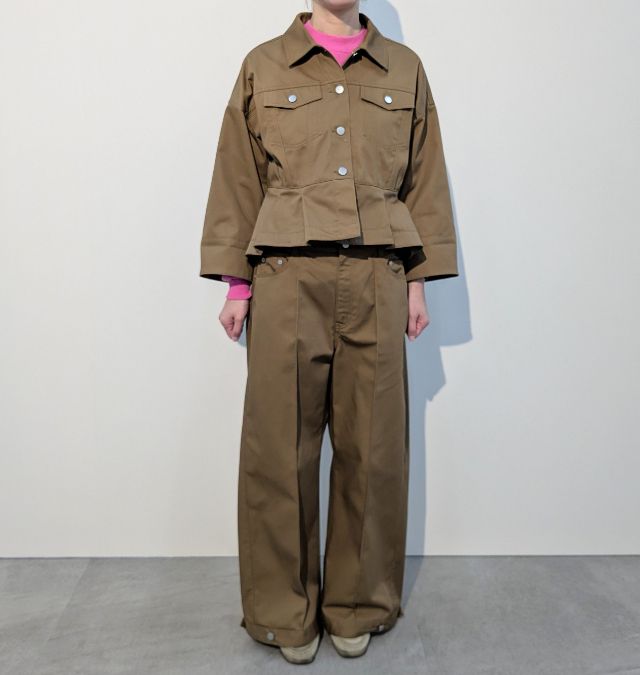 GU×rokhのペプラムブルゾンとバルーンパンツのセットアップ着用