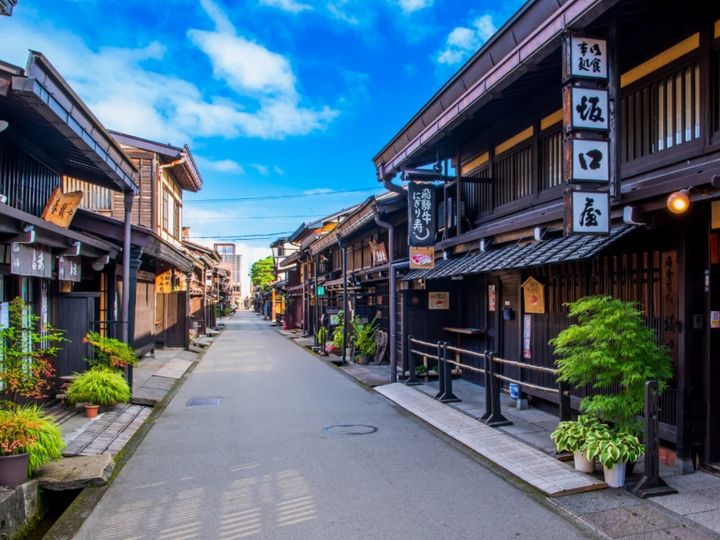 岐阜県高山市に位置する飛騨高山温泉は、「飛騨の小京都」と呼ばれる比較的新しい温泉地です。9つの源泉を持ち、肌がつるつるになると評判です。歴史ある町並み散策と名湯を求めて多くの観光客が訪れる、日本屈指の人気観光地です。