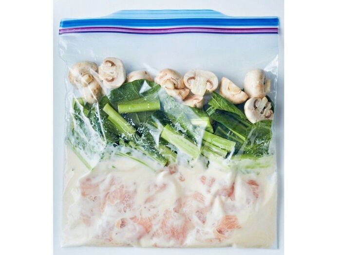 ホワイトソース缶で簡単♪「鶏むね肉と小松菜のクリーム煮」の作り方。〈冷凍作り置きレシピ〉