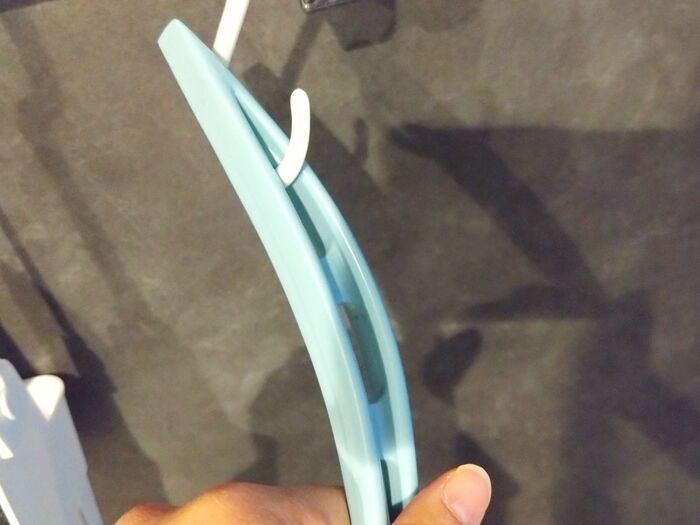 【セリア】えっ、これにフックがつくの！？どんなアイテムにも「ピタッ」と密着。小物を空中収納できる便利グッズが優秀すぎた♪