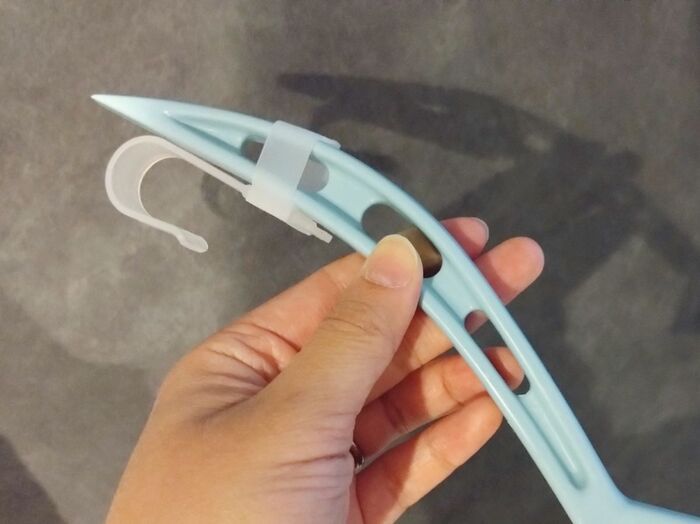 【セリア】えっ、これにフックがつくの！？どんなアイテムにも「ピタッ」と密着。小物を空中収納できる便利グッズが優秀すぎた♪