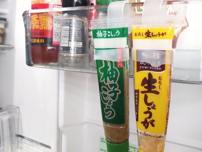 【セリア】えっ、これにフックがつくの！？どんなアイテムにも「ピタッ」と密着。小物を空中収納できる便利グッズが優秀すぎた♪