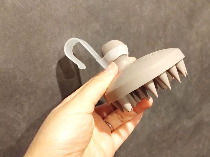 【セリア】えっ、これにフックがつくの！？どんなアイテムにも「ピタッ」と密着。小物を空中収納できる便利グッズが優秀すぎた♪