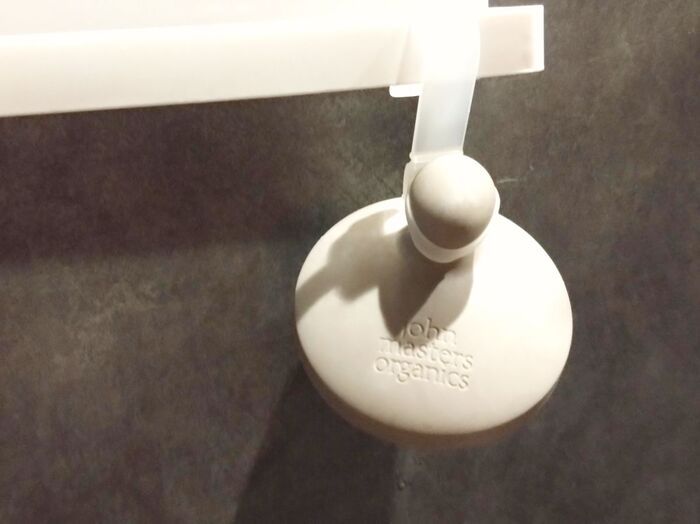 【セリア】えっ、これにフックがつくの！？どんなアイテムにも「ピタッ」と密着。小物を空中収納できる便利グッズが優秀すぎた♪