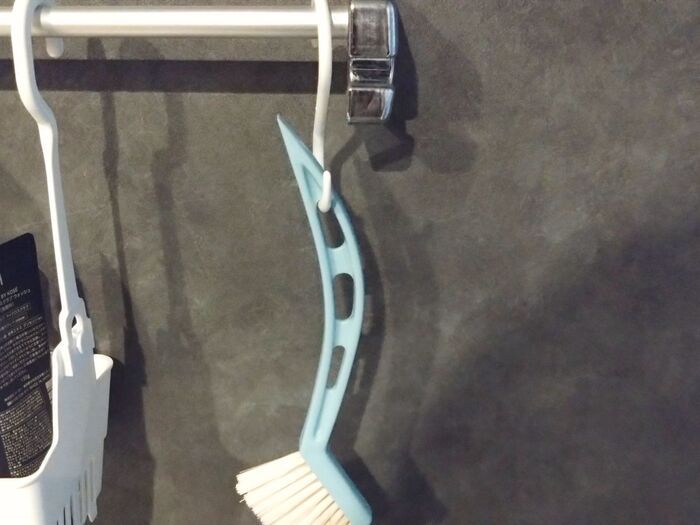 【セリア】えっ、これにフックがつくの！？どんなアイテムにも「ピタッ」と密着。小物を空中収納できる便利グッズが優秀すぎた♪